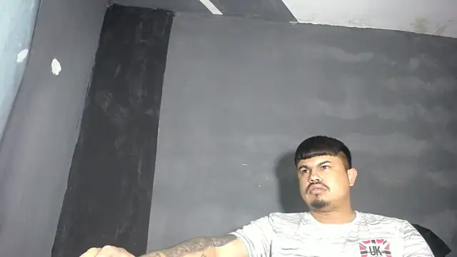 Snapshot of DickMasterfindom chatting on October 2025 02:20:01 AM DickMasterfindom online show from October 2025 02:20:01 AM