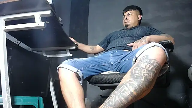 Snapshot of DickMasterfindom chatting on October 2025 02:53:01 AM DickMasterfindom online show from October 2025 02:53:01 AM