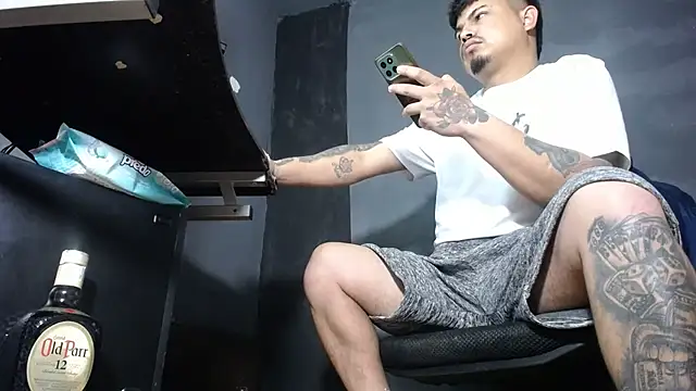 Snapshot of DickMasterfindom chatting on October 2025 02:11:02 AM DickMasterfindom online show from October 2025 02:11:02 AM