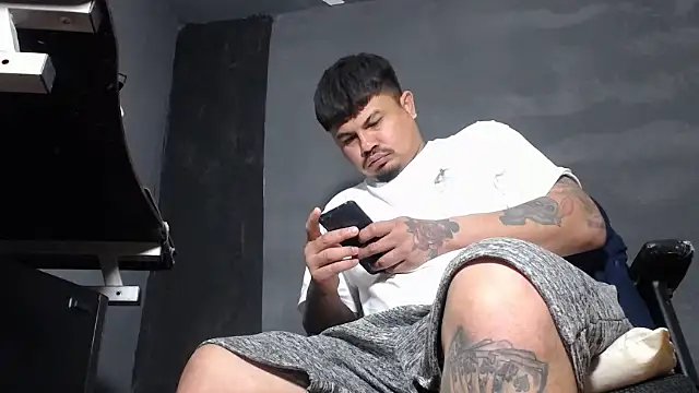 Snapshot of DickMasterfindom chatting on October 2025 01:42:02 AM DickMasterfindom online show from October 2025 01:42:02 AM