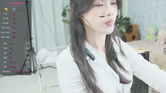Snapshot of _YouY_ chatting on February 2025 12:22:01 PM YouY online show from February 2025 12:22:01 PM