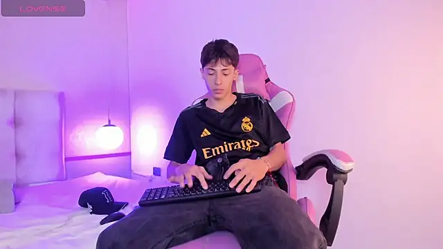 Snapshot of AlessandroDybala chatting on December 2024 12:03:01 PM AlessandroDybala online show from December 2024 12:03:01 PM