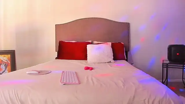 yiauana online show from December 2025 07:53:02 PM