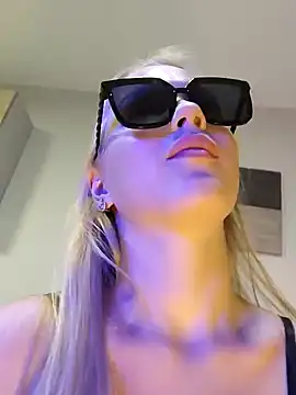 Snapshot of Little_Forest_ELF chatting on December 2024 01:54:01 PM Little Forest ELF online show from December 2024 01:54:01 PM