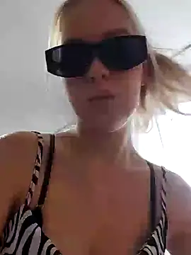 Snapshot of Little_Forest_ELF chatting on January 2025 10:11:02 AM Little Forest ELF online show from January 2025 10:11:02 AM