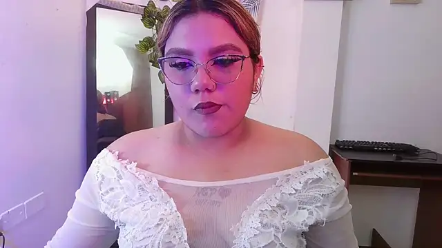 Snapshot of moon_sunflower chatting on June 2026 08:00:01 PM moon sunflower online show from June 2026 08:00:01 PM
