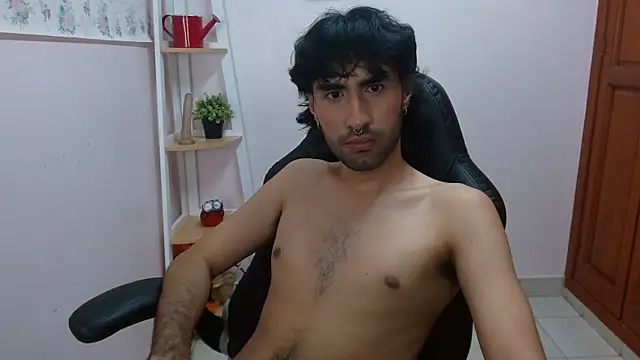 Snapshot of MilanZaire chatting on December 2024 06:43:01 AM MilanZaire online show from December 2024 06:43:01 AM