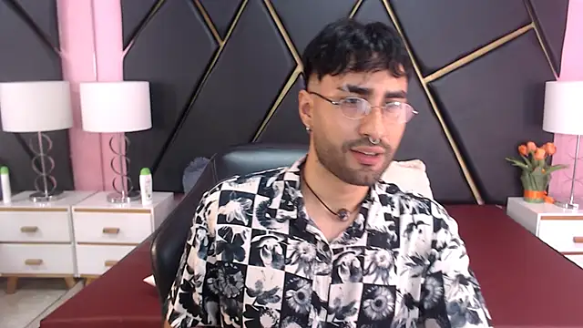 Snapshot of MilanZaire chatting on September 2025 09:40:02 PM MilanZaire online show from September 2025 09:40:02 PM