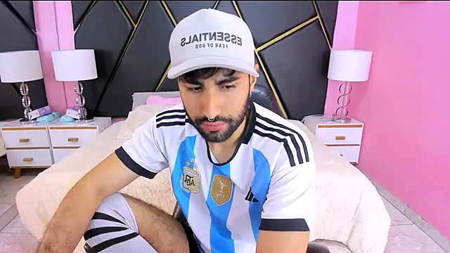 Snapshot of MilanZaire chatting on October 2025 12:18:01 AM MilanZaire online show from October 2025 12:18:01 AM