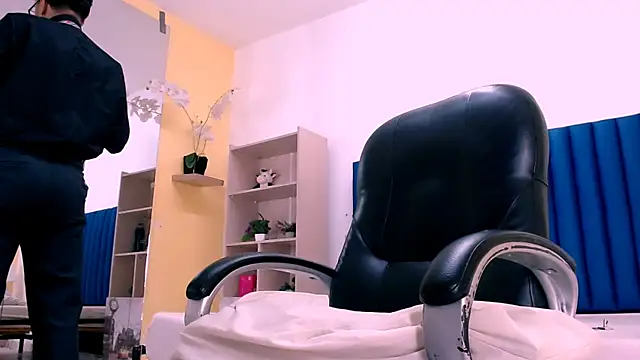 MilanZaire online show from January 2026 06:01:01 PM