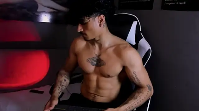 Snapshot of Thomas_Fit1 chatting on April 2026 07:37:01 PM Thomas Fit1 online show from April 2026 07:37:01 PM