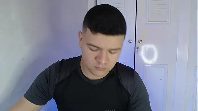 Snapshot of Plug_Control chatting on October 2025 04:27:02 PM Plug Control online show from October 2025 04:27:02 PM