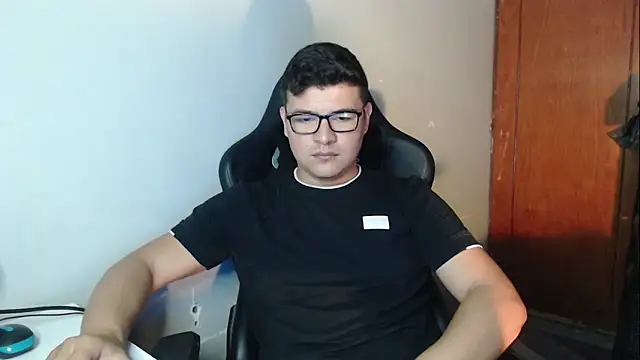 Snapshot of Plug_Control chatting on December 2025 05:19:02 PM Plug Control online show from December 2025 05:19:02 PM