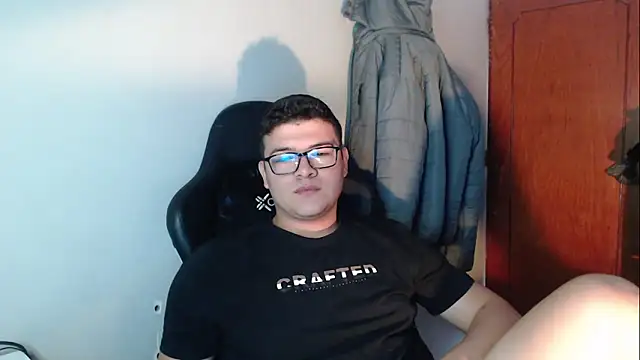 Snapshot of Plug_Control chatting on December 2025 04:36:02 PM Plug Control online show from December 2025 04:36:02 PM