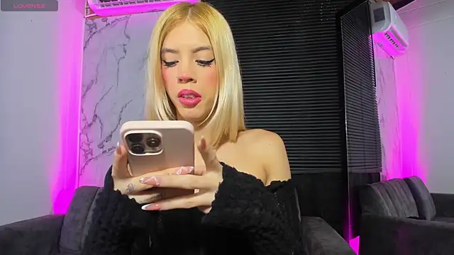 Snapshot of Courtney_gonet chatting on December 2025 12:55:01 PM Courtney gonet online show from December 2025 12:55:01 PM