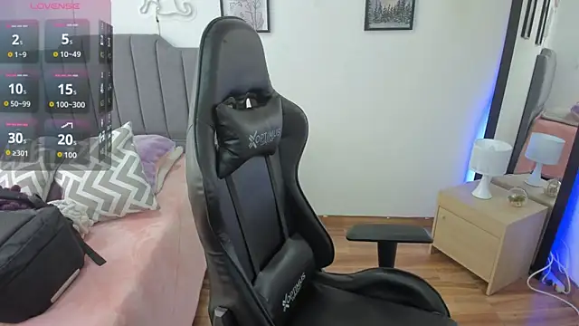 Amy joones online show from November 2025 01:28:01 PM