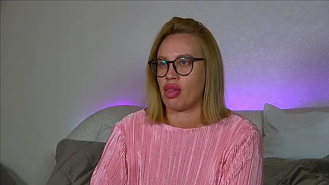 Snapshot of MariaNeumann chatting on October 2025 06:30:01 PM MariaNeumann online show from October 2025 06:30:01 PM