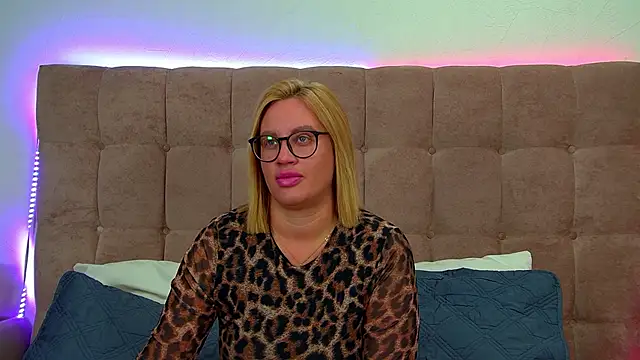 Snapshot of MariaNeumann chatting on October 2025 06:24:02 AM MariaNeumann online show from October 2025 06:24:02 AM