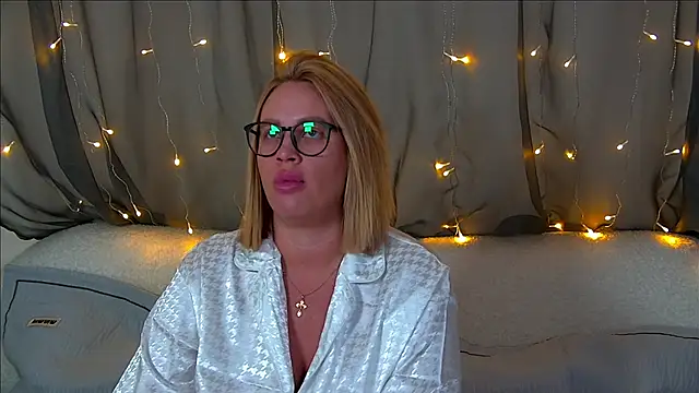 Snapshot of MariaNeumann chatting on October 2025 06:25:02 PM MariaNeumann online show from October 2025 06:25:02 PM