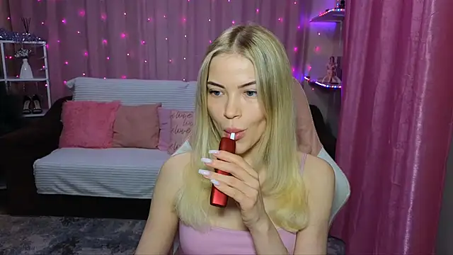 Snapshot of EmmyMills chatting on December 2024 06:10:02 PM EmmyMills online show from December 2024 06:10:02 PM