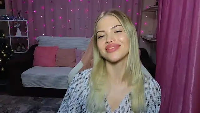 Snapshot of EmmyMills chatting on December 2024 10:01:02 PM EmmyMills online show from December 2024 10:01:02 PM