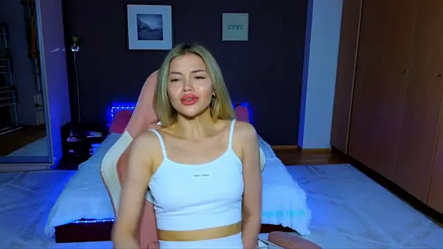 Snapshot of EmmyMills chatting on March 2025 04:05:02 AM EmmyMills online show from March 2025 04:05:02 AM