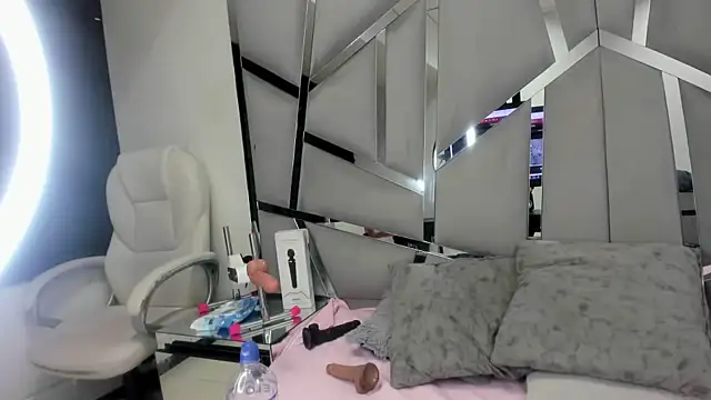 Snapshot of Catherinee69_x chatting on December 2024 07:35:02 AM Catherinee69 x online show from December 2024 07:35:02 AM