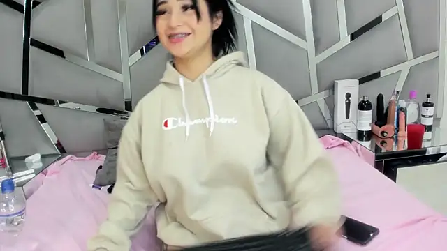 Snapshot of Catherinee69_x chatting on December 2024 09:35:02 AM Catherinee69 x online show from December 2024 09:35:02 AM