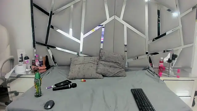 Snapshot of Catherinee69_x chatting on January 2025 04:39:02 AM Catherinee69 x online show from January 2025 04:39:02 AM