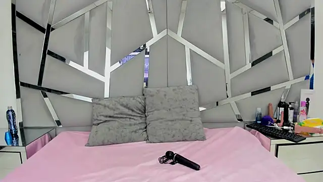 Snapshot of Catherinee69_x chatting on January 2025 02:51:01 AM Catherinee69 x online show from January 2025 02:51:01 AM