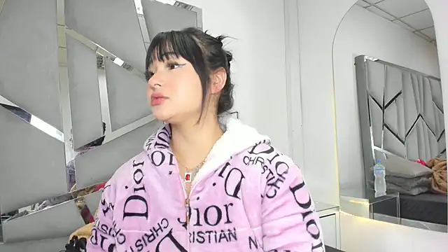 Snapshot of Catherinee69_x chatting on October 2025 03:53:02 AM Catherinee69 x online show from October 2025 03:53:02 AM