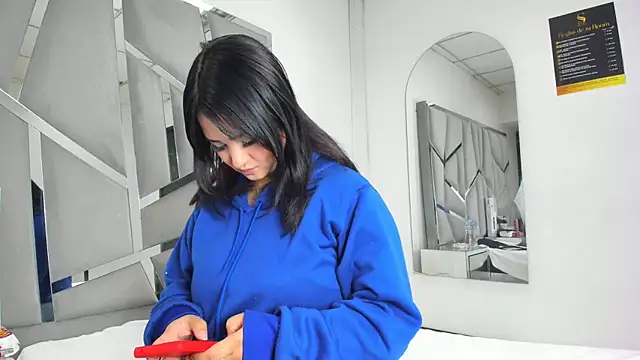 Snapshot of Catherinee69_x chatting on October 2025 04:05:02 AM Catherinee69 x online show from October 2025 04:05:02 AM