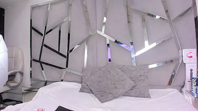 Snapshot of Catherinee69_x chatting on October 2025 04:03:02 AM Catherinee69 x online show from October 2025 04:03:02 AM