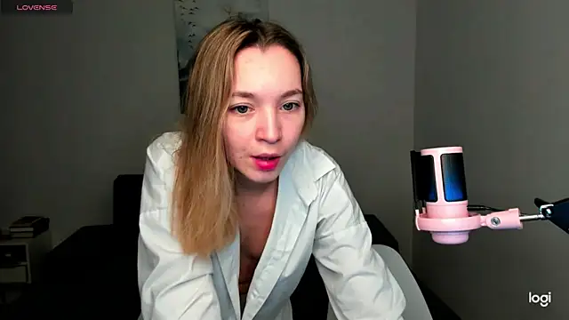 Snapshot of MiaThaine chatting on December 2024 01:02:01 AM MiaThaine online show from December 2024 01:02:01 AM