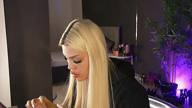 Snapshot of shayblonde chatting on March 2025 04:43:02 AM shayblonde online show from March 2025 04:43:02 AM
