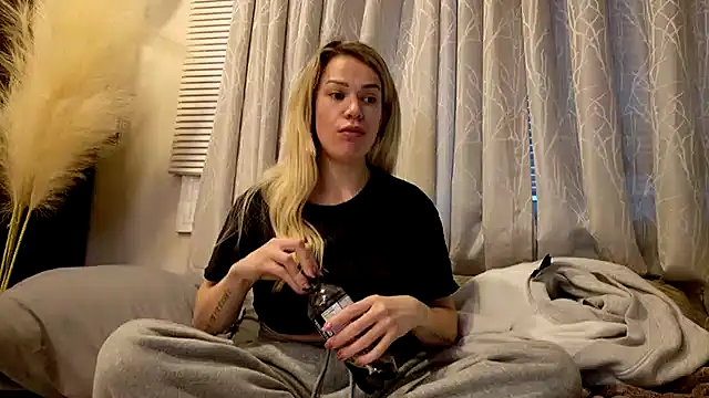 Snapshot of kianaxxx chatting on January 2026 12:13:02 AM kianaxxx online show from January 2026 12:13:02 AM