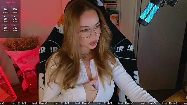 Emili1- online show from December 2025 04:02:01 PM