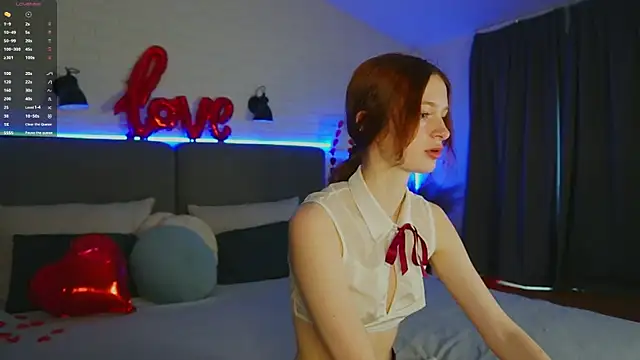 Snapshot of Viola__moon chatting on February 2025 01:05:01 PM Viola moon online show from February 2025 01:05:01 PM