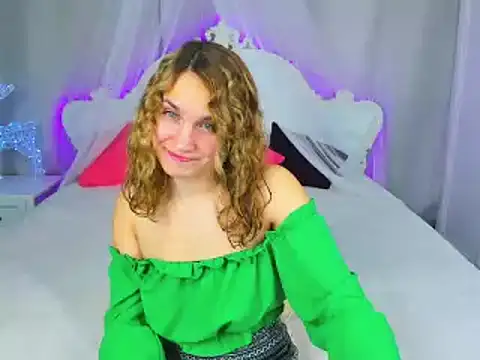 Snapshot of Milka_Blond chatting on January 2025 04:09:01 AM Milka Blond online show from January 2025 04:09:01 AM