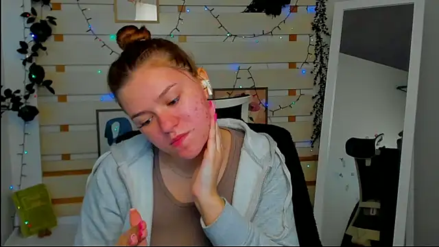 Josephine Kiss online show from April 2026 07:00:01 AM