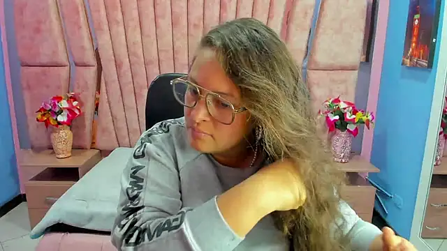 Snapshot of SaraThomso chatting on February 2025 03:25:01 AM SaraThomso online show from February 2025 03:25:01 AM