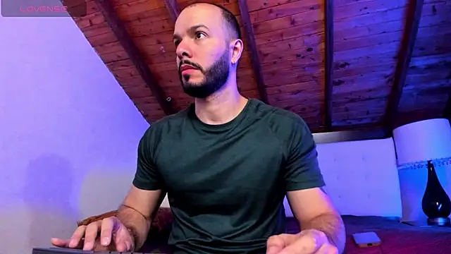 Snapshot of Tom_Bailey chatting on February 2026 12:34:01 PM Tom Bailey online show from February 2026 12:34:01 PM