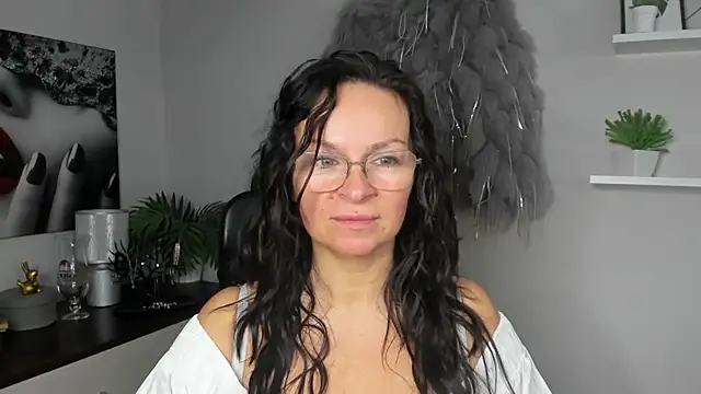 Snapshot of HelenLuxx chatting on December 2024 06:29:02 AM HelenLuxx online show from December 2024 06:29:02 AM