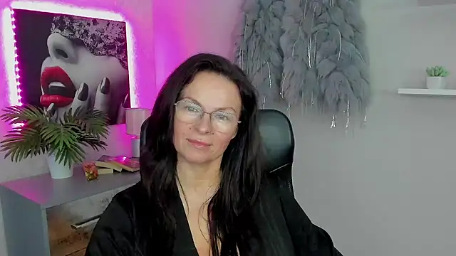 Snapshot of HelenLuxx chatting on January 2025 10:19:01 AM HelenLuxx online show from January 2025 10:19:01 AM