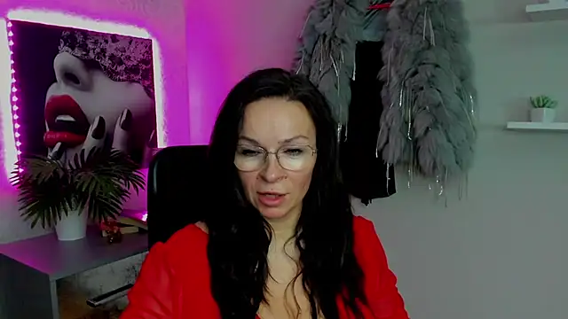 Snapshot of HelenLuxx chatting on February 2025 06:34:01 AM HelenLuxx online show from February 2025 06:34:01 AM