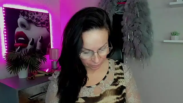 Snapshot of HelenLuxx chatting on February 2025 07:16:02 AM HelenLuxx online show from February 2025 07:16:02 AM