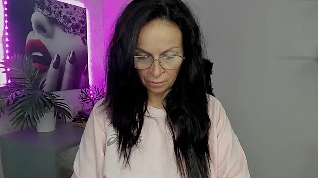 Snapshot of HelenLuxx chatting on September 2025 05:42:01 AM HelenLuxx online show from September 2025 05:42:01 AM