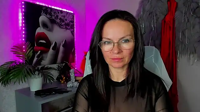 HelenLuxx online show from April 2026 05:30:01 PM