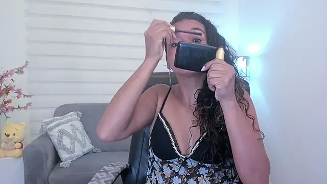 leslyflorez online show from December 2024 12:01:01 PM