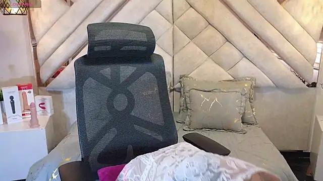 leslyflorez online show from January 2025 09:50:01 PM